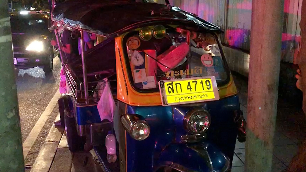 ตุ๊กๆ ชนแผงเหล็กหน้าตึกมาลีนนท์ คนขับร่างกระเด็น หัวกระแทกพื้น