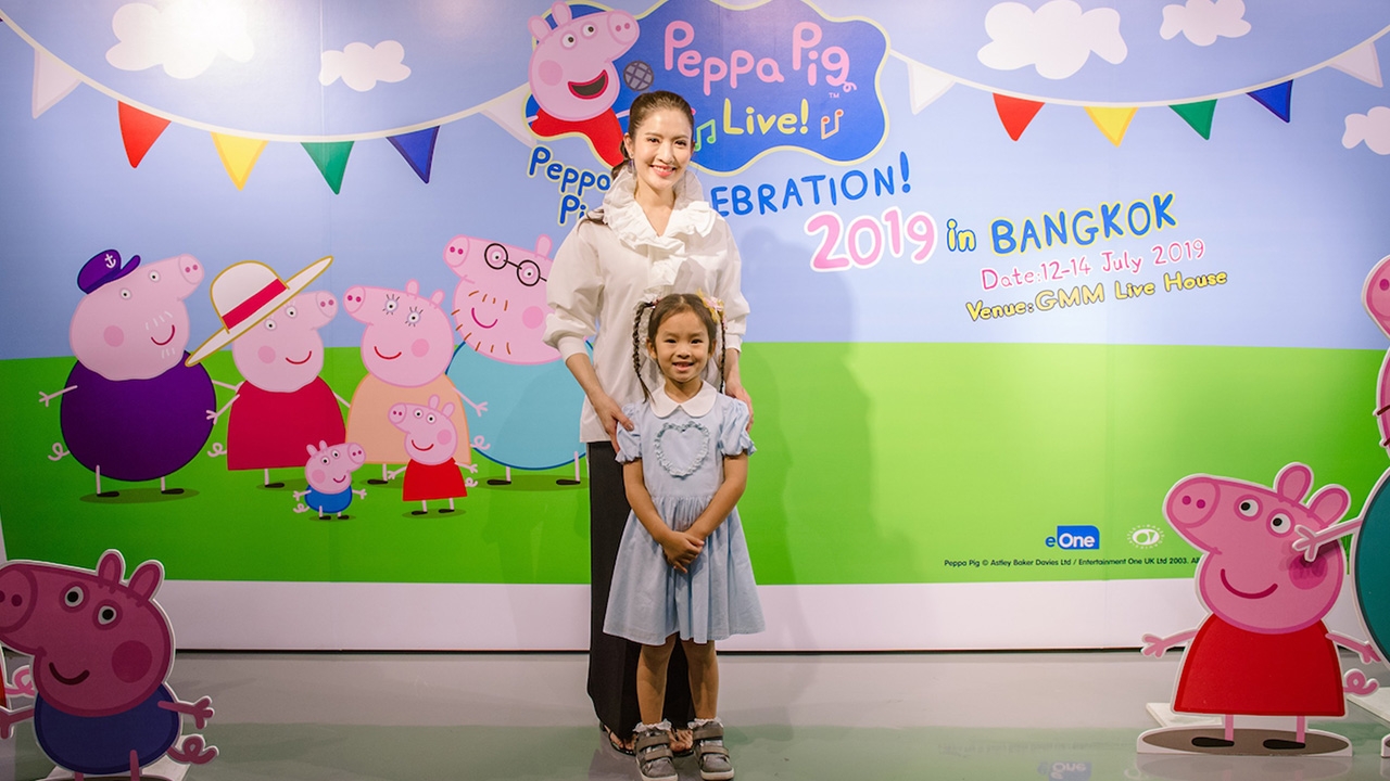 น้องปีใหม่ ควงแม่แอฟ เกาะขอบเวทีชม เปปป้าพิก พี่หมูสีชมพู