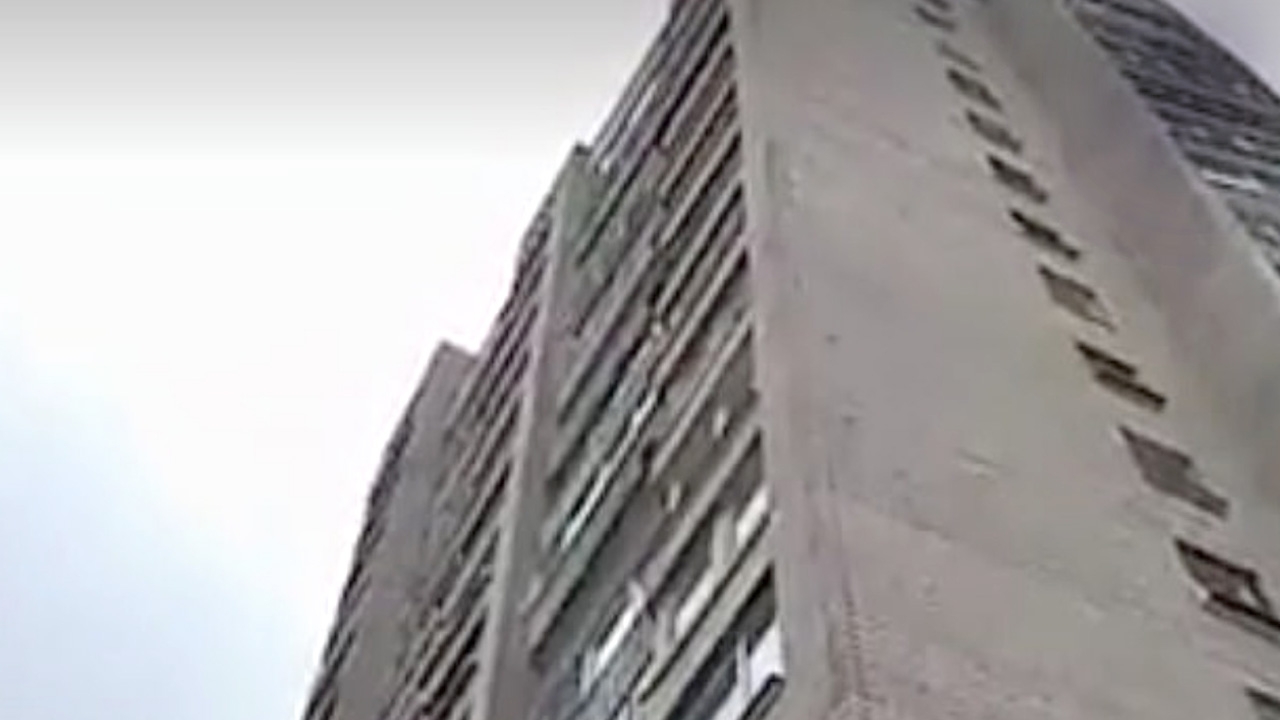 ช็อก หนุ่มสาวรัสเซีย อึ๊บกันริมหน้าต่าง พลัดตกจากชั้น 9 สาวตายคาที่