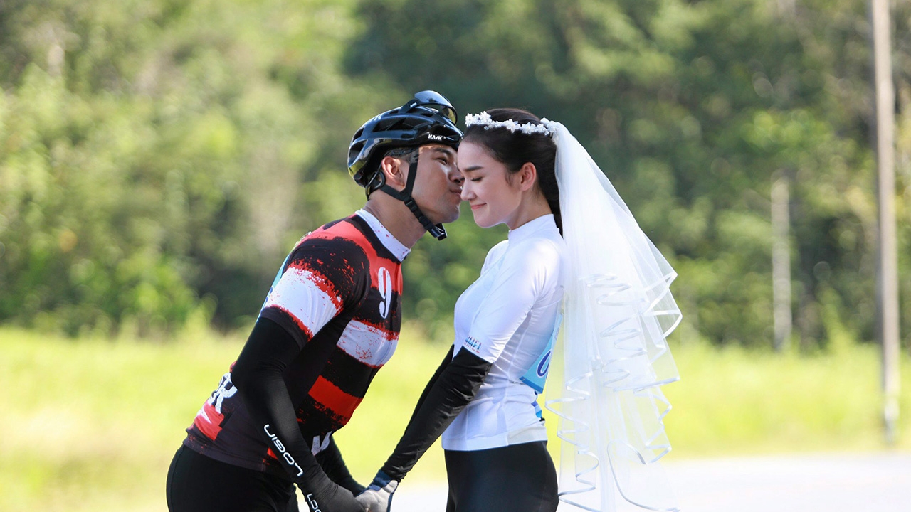 “เกรท” คุกเข่าขอแต่ง “เดียร์น่า” ร่วมแก๊งนักปั่นจัดเซอร์ไพรส์