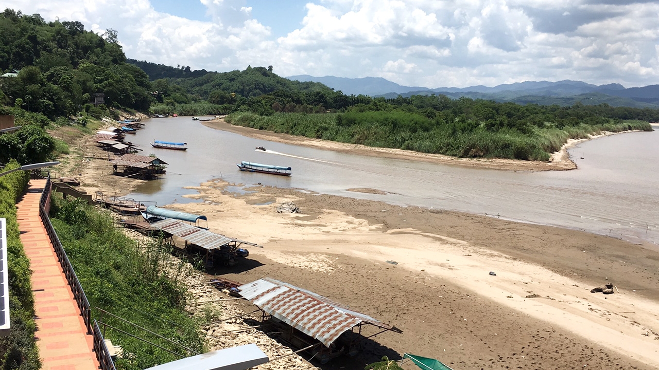 น้ำโขงลดต่อเนื่อง กระทบเรือสินค้าเชียงแสนจอดติดท่า แม่น้ำสาขาก็แห้ง