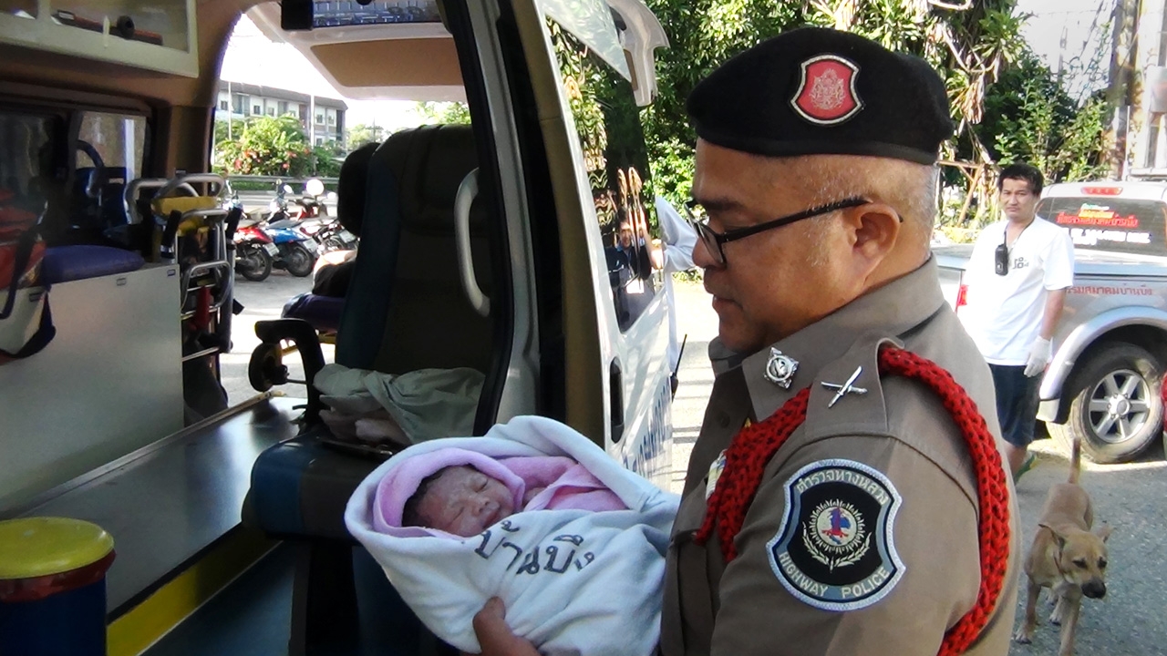 ไม่ไหวแล้ว กระบะเลี้ยวหาตำรวจ วานช่วยทำคลอดสาว ตาดีส่องทะเบียนเสี่ยงโชค