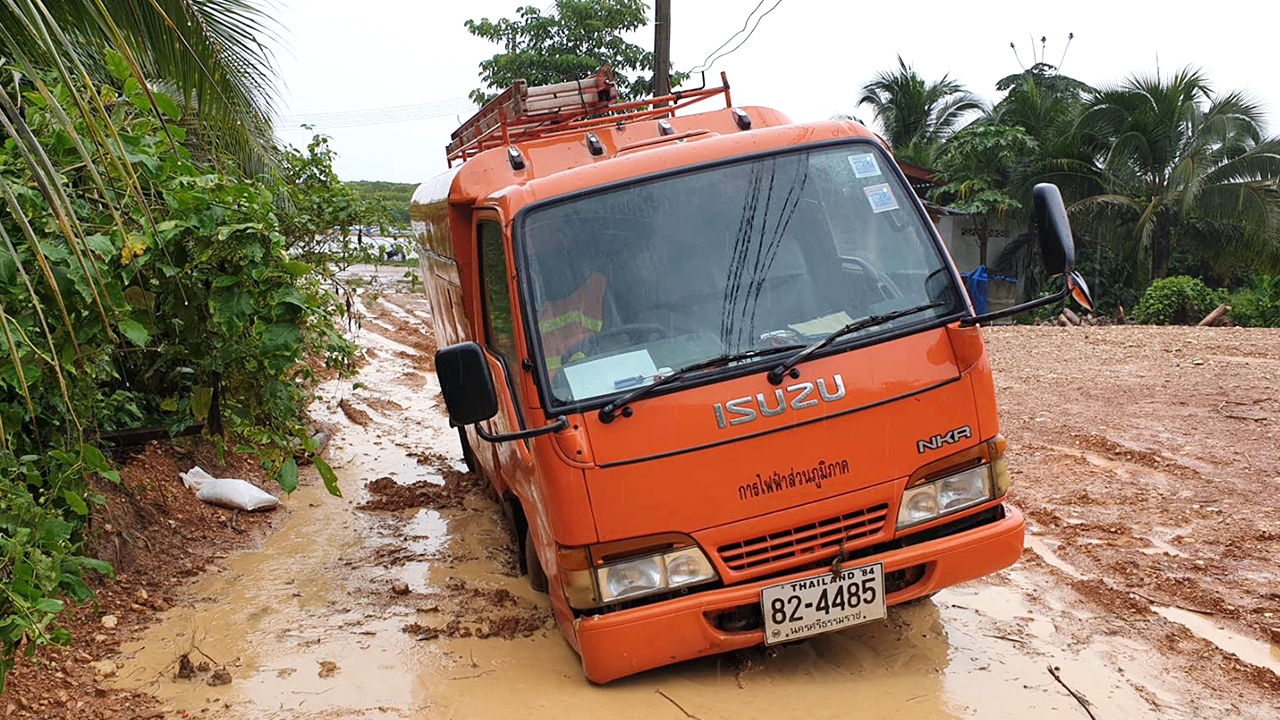 คลื่นแรงซัดเรือคว่ำเกาะพีพี เกาะลันตาน้ำท่วม เหตุฝนถล่มหนัก 3 วัน