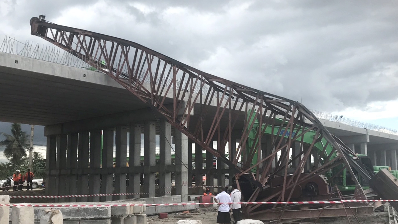 ปั้นจั่นถล่มใส่สะพานต่างระดับ สาย 311 บ่อวิน ทับหัวหน้าคนงานดับอนาถ