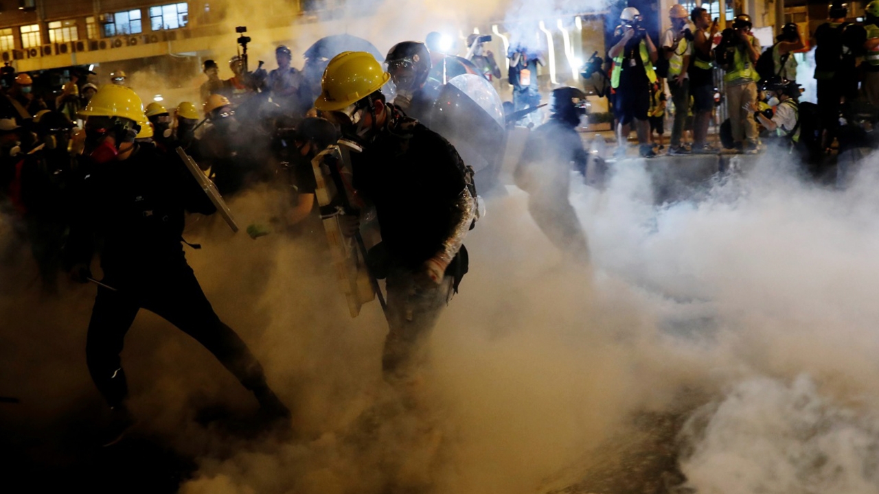 ม็อบฮ่องกงประท้วงสัปดาห์ 7 ฝืนคำสั่งลุยถึงสำนักงานรัฐ ปะทะตร.ปราบจลาจล