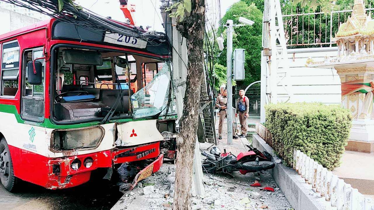 ฝนตกถนนลื่น รถเมล์ 205 ชนปิกอัพ-จยย.เจ็บ2 ไปจบที่เสาไฟฟ้า