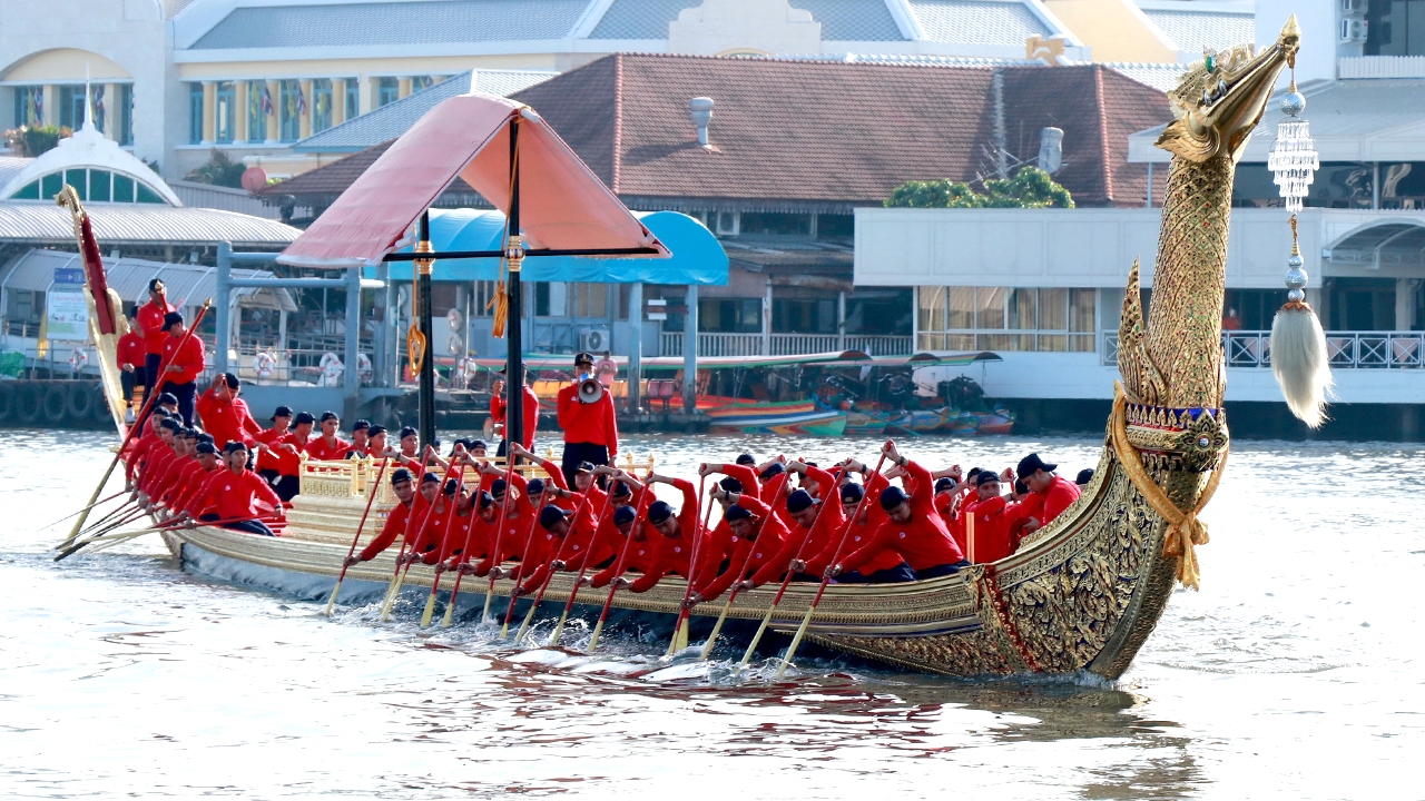 ทร.เชิญเรือ "พระที่นั่งสุพรรณหงส์" ลงน้ำ ไปยังกรมอู่ทหารเรือ