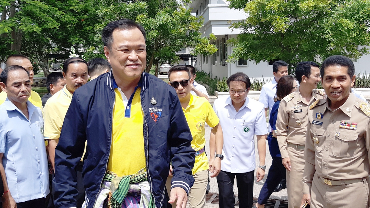 "อนุทิน" บินเจ็ตส่วนตัวตรวจเยี่ยม 2 รพ.ใน จ.เลย เพื่อรับฟังปัญหา