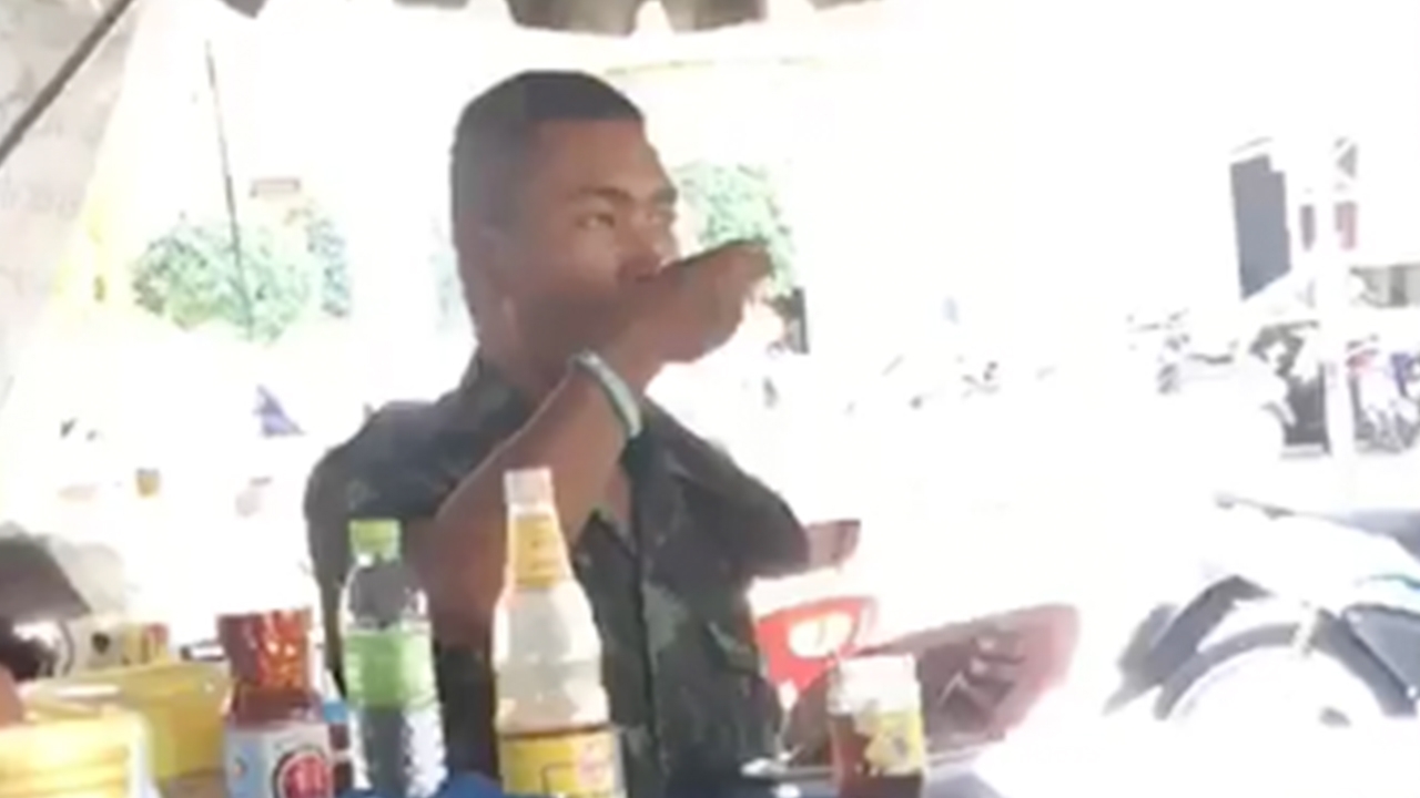 ฝึกบ่อยๆ ค่อยๆ ชิน น่าเอ็นดูทหารใหม่ กินข้าวนอกค่าย ยังต้อง "กินฉาก" (คลิป)