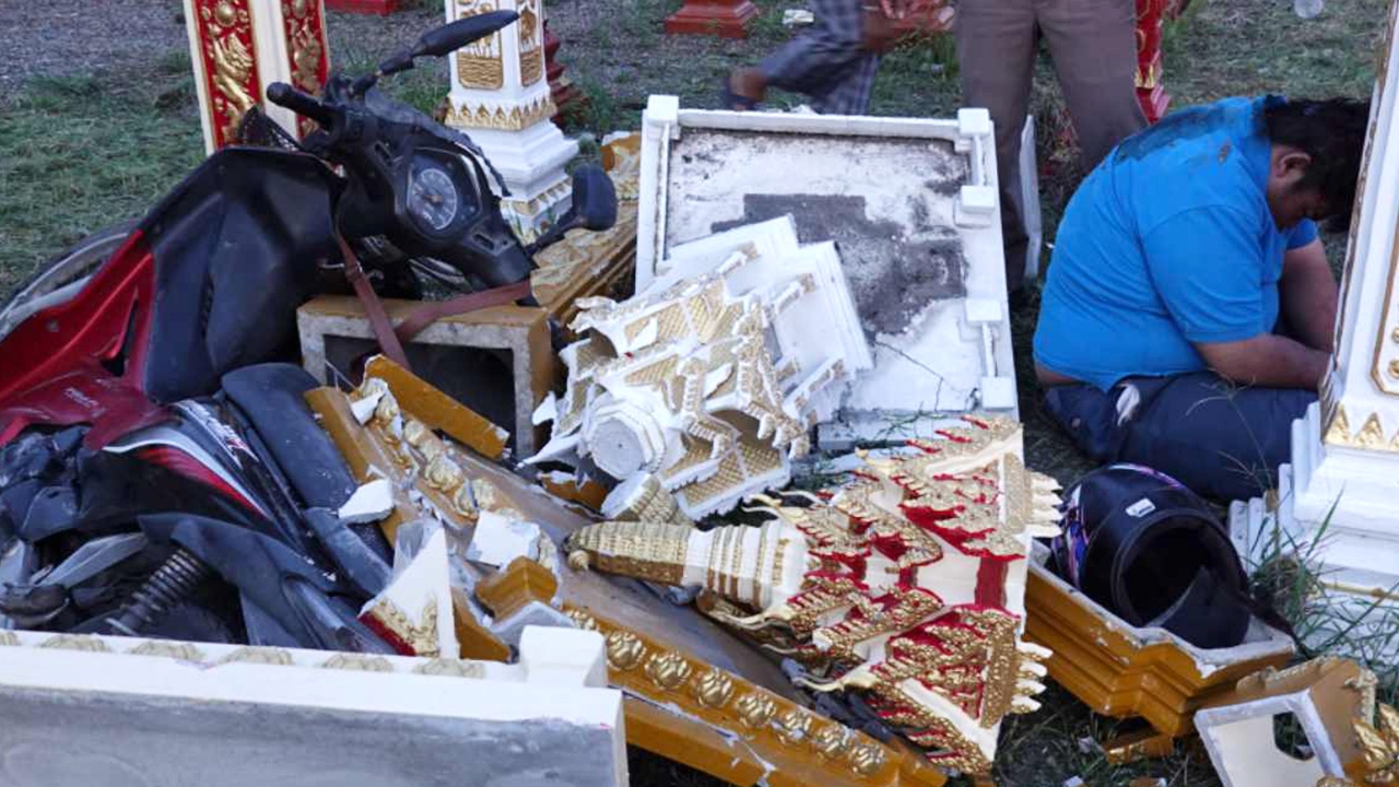 หนุ่มขี่เวฟ เมาชนศาลพระภูมิพังยับ ยังหลับต่อถึงเช้า 