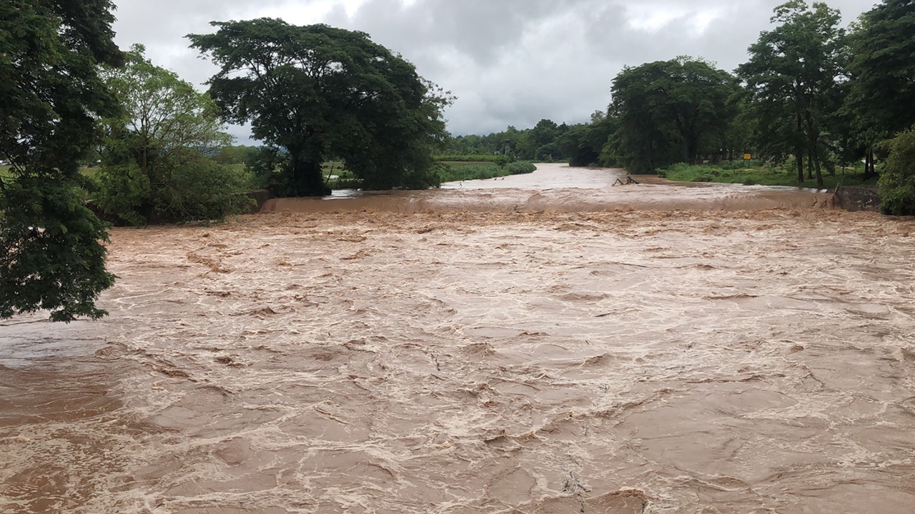 พะเยาฝนเริ่มหยุดตก ผู้ว่าฯ ลงพื้นที่สำรวจความเสียหาย ช่วยชาวบ้านแล้ว