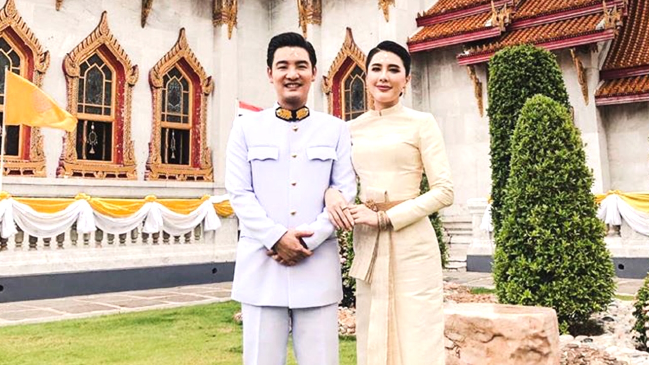 บี มาติกา จูงมือ ไฮโซกร เข้ารับพระราชทานน้ำสังข์ สมรสพระราชทาน