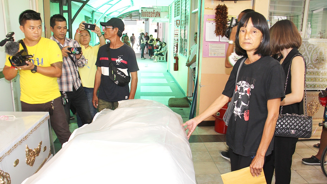 รับศพแม่ค้าออนไลน์เผาตัวตาย แม่เผยคิดมากปมธุรกิจ ไม่ใช่ปัญหาครอบครัว