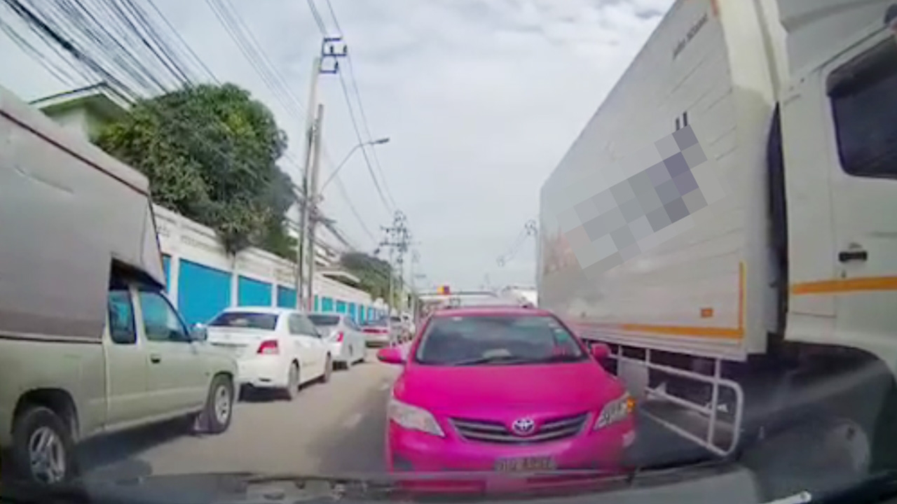 แท็กซี่สวนเลน ขวางถนนไม่พอ ถามหาน้ำใจ รถขับมาทางตรง (คลิป)