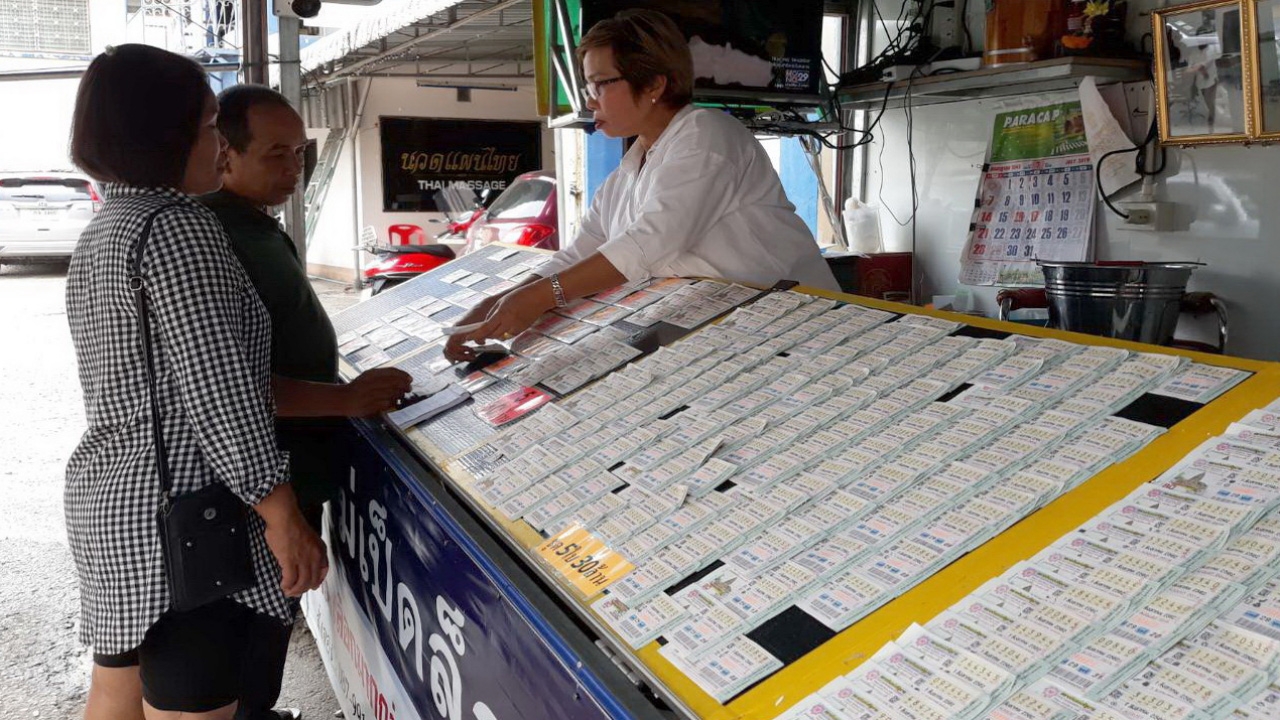 คอหวยเมืองเลย เดินซื้อเลขดังแต่ผิดหวังไม่มี เหตุขายดีจนหมดแผง