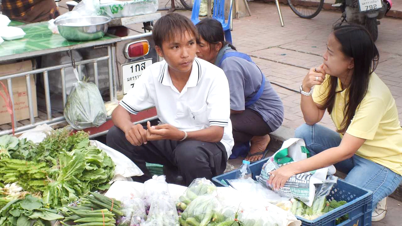ชื่นชมเด็กหนุ่ม ป่วยเบาหวาน ช่วยแม่ขายผัก เก็บเงินได้คืนเจ้าของ 
