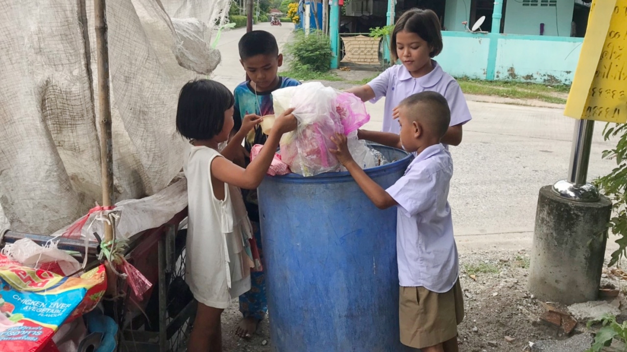 4 พี่น้องกตัญญู อาศัยเพิงพักหลับนอน ช่วยย่าเก็บของเก่าขาย ประทังชีวิต