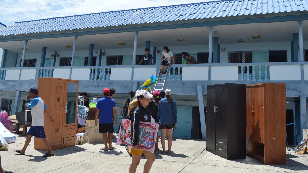 ระทึกห้องเช่าริมทะเลทรุดตัว รวดเดียว 16 ห้อง วิ่งหน้าตั้งหนีตาย