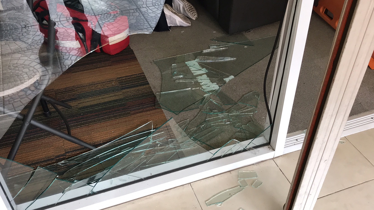 หึงโหด ถีบประตูกระจก บุกแทงครูสอนภาษาดับสยอง ระแวงแฟนสาวปันใจ