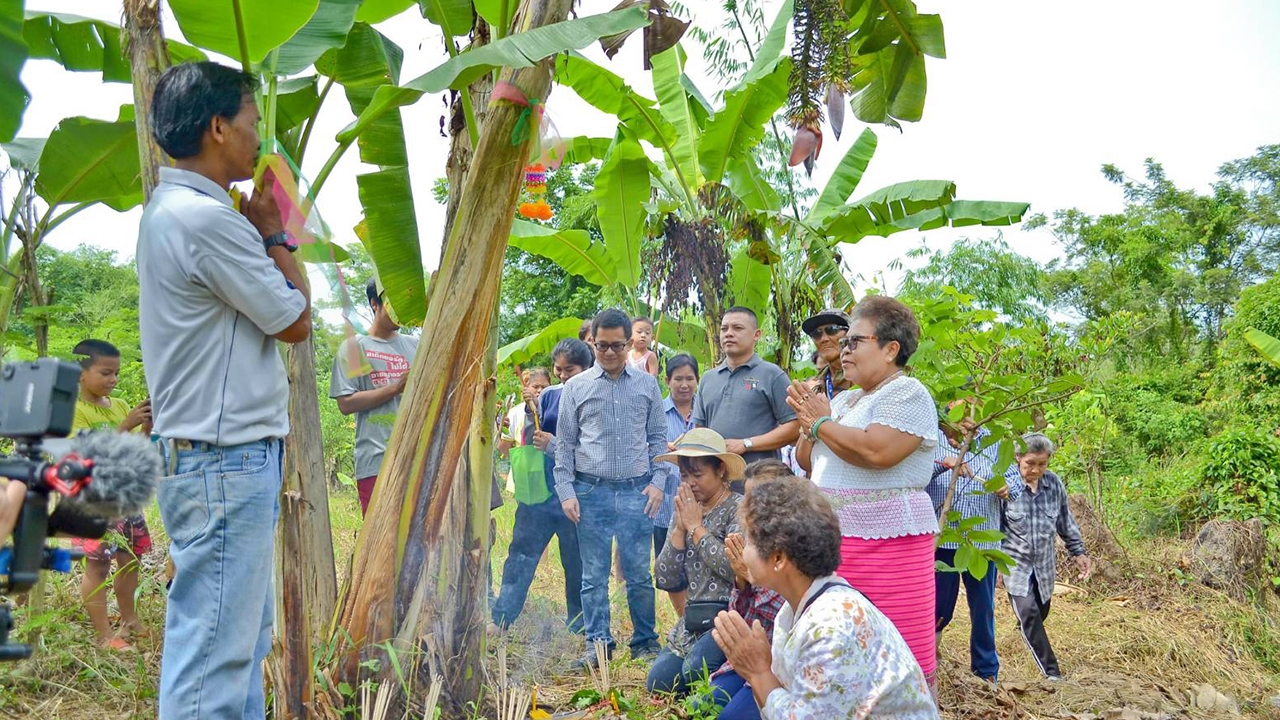 ฮือฮา ปลีกล้วยแฝด ชาวบ้านแห่จุดธูป หวังเสี่ยงโชค ขอเลขเด็ด ลุ้นงวดนี้