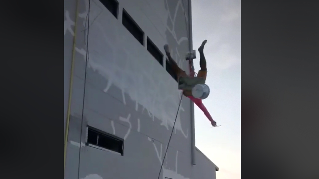 ทาสีบ้านยังไงให้โลกจำ ช่างใช้เชือกโรยตัว หมุนสะบัดแปรงอย่างคล่อง (คลิป)