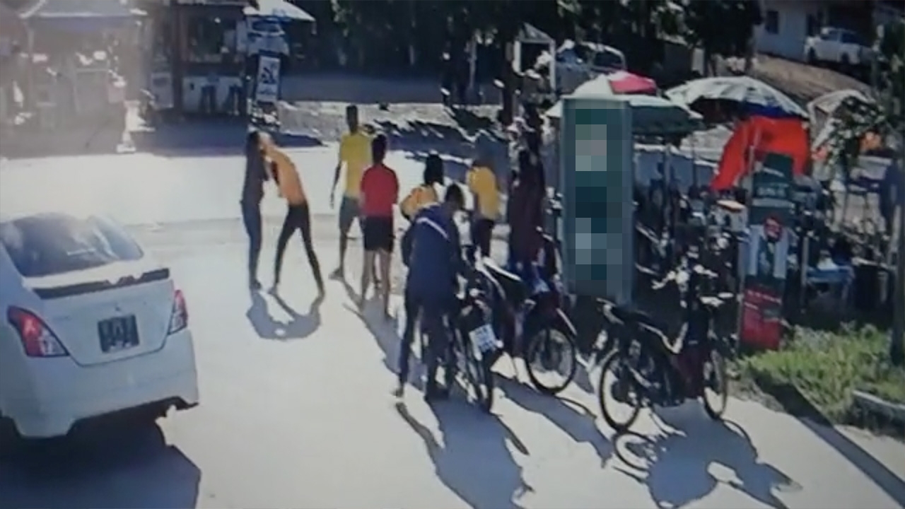 ไม่สนสายตาใคร 2 สาววัยรุ่น เปิดศึก นัดตบกันสนั่นหน้าปั๊ม จ.ชัยภูมิ (คลิป)