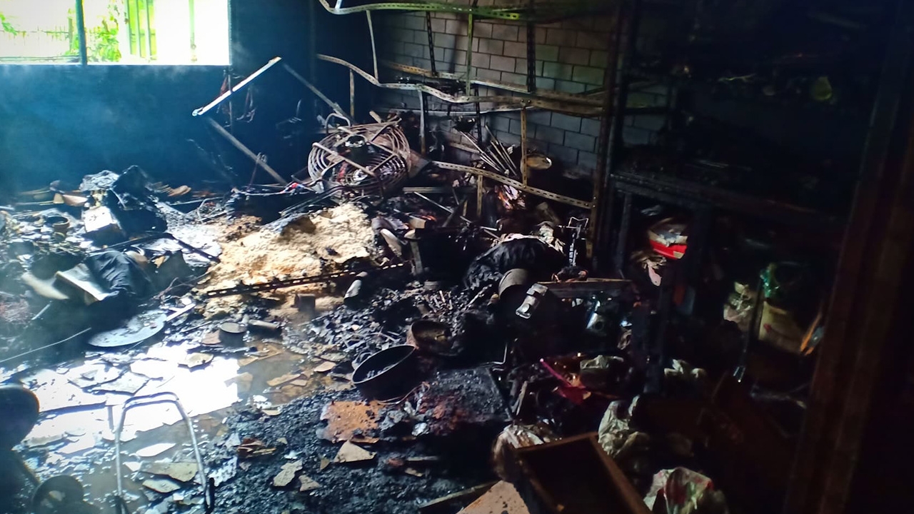 ผัวไม่อยากให้เมียไปเรียนต่อ ล็อกบ้านจุดไฟเผาหวังตายคู่ โชคดีกู้ภัยช่วยทัน