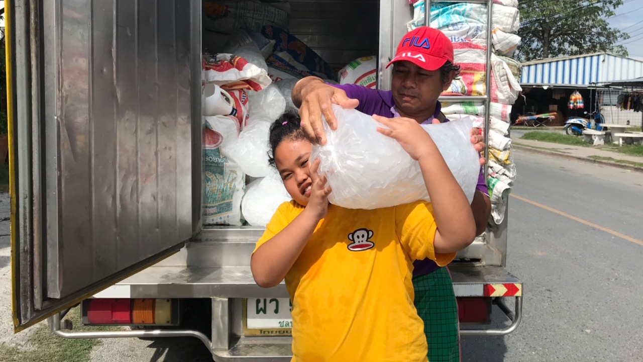พบเด็กหญิง 9 ขวบสู้ชีวิต ช่วยพ่อแม่แบกถุงน้ำแข็ง 20 กิโล ส่งลูกค้า
