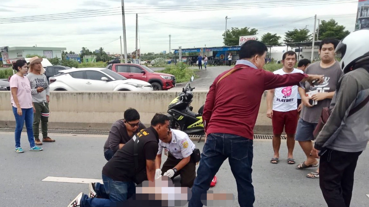 หนุ่มน้อย 14 ปีชะตาขาดวิ่งข้ามถนนโดนรถชนกระเด็นร่างลอยดับคาที่