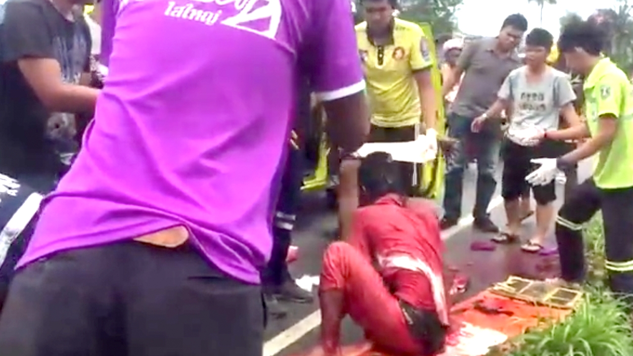 ลูกคนทรงเจ้าแค้น ถูกพี่เลี้ยงด่าแม่ โมโหคว้ามีดปาดคอเกือบขาด