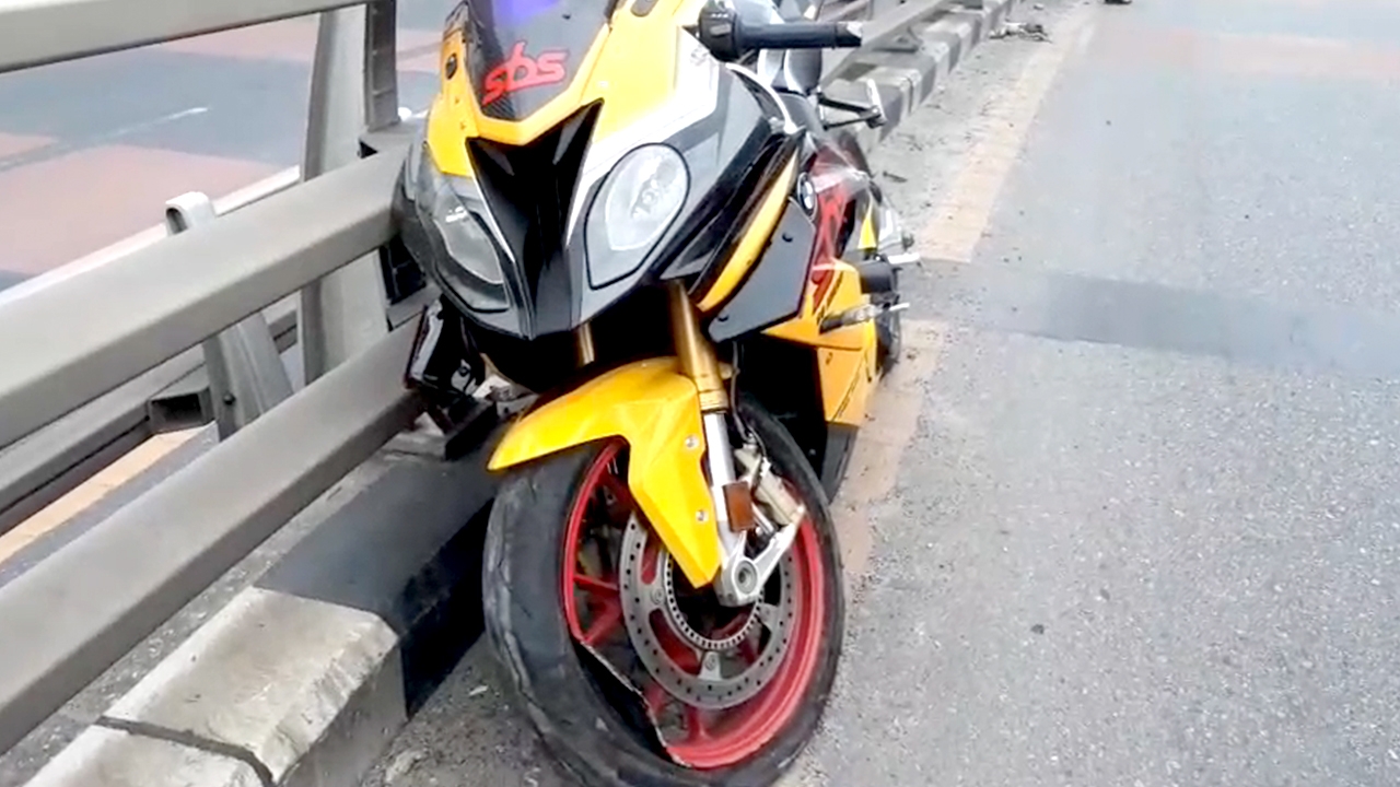 ตร.เร่งสอบ หนุ่มบิ๊กไบค์ชนราวสะพานศีรษะขาด ไม่ตัดปมถูกรถเบียดเสียหลัก