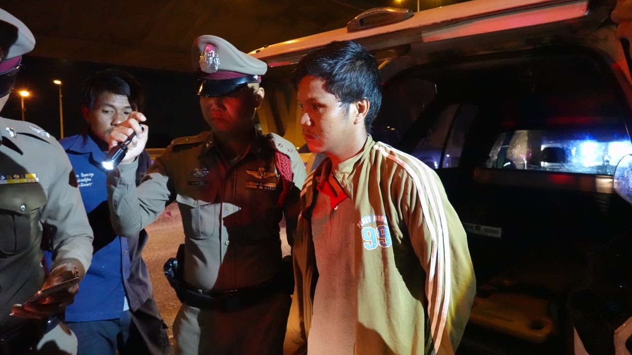 หนุ่มโรงงานเมา จะโดดสะพานข้ามแม่น้ำบางปะกง อ้างผีชุดแดงเรียกให้ช่วย