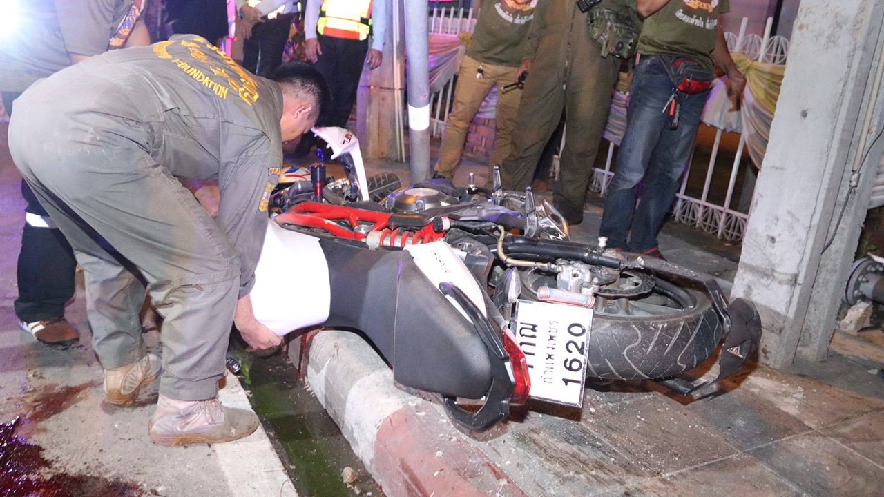 บิ๊กไบค์ซิ่งข้ามทางรถไฟ เสียหลักชนเสาพลิกคว่ำ หนุ่มฮอนด้าดับ 2 ศพ 