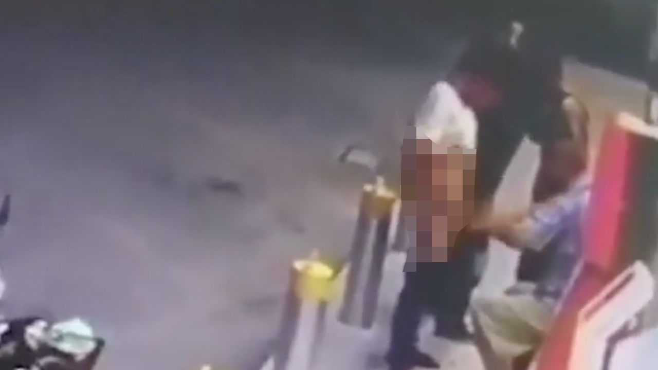 ชายอ้างเป็นตร. จับชายวัย 75 แก้ผ้าค้นยาเสพติด หน้าร้านสะดวกซื้อ (คลิป)