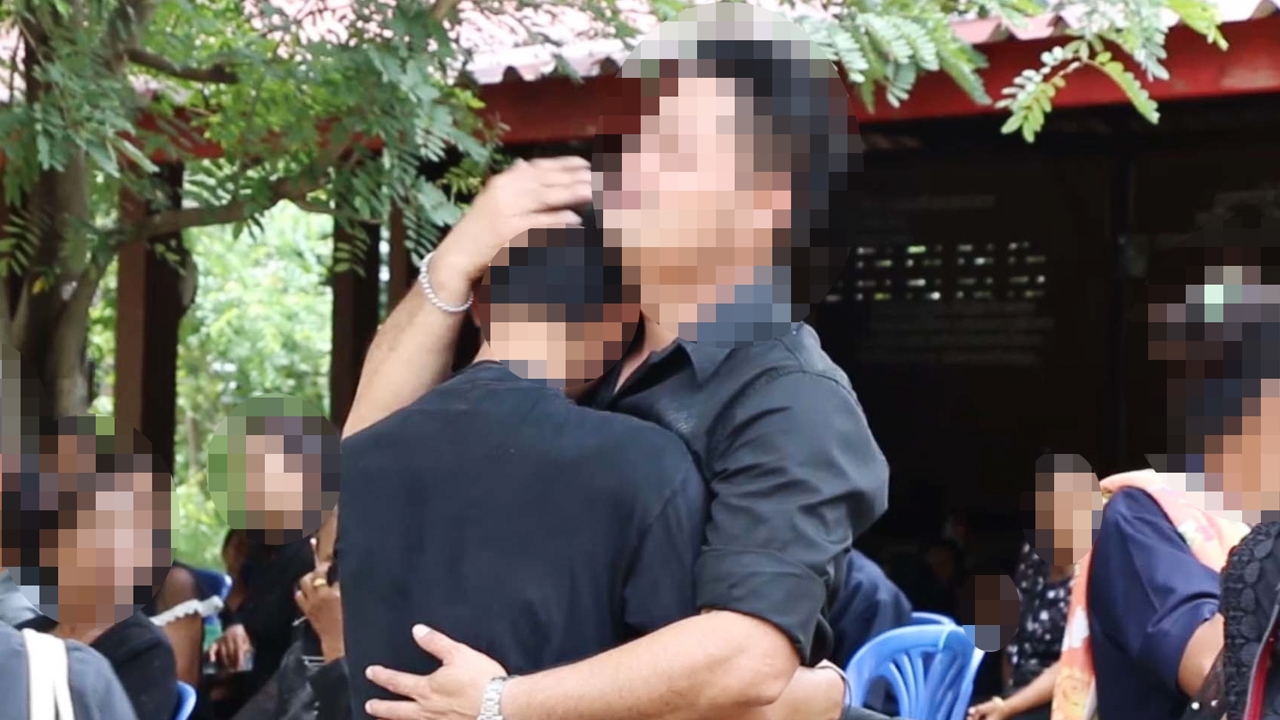 ฌาปนกิจ ด.ญ.14 ถูกครูยิงดับ พ่อแม่แทบขาดใจ เป็นลมล้มพับกลางเมรุ