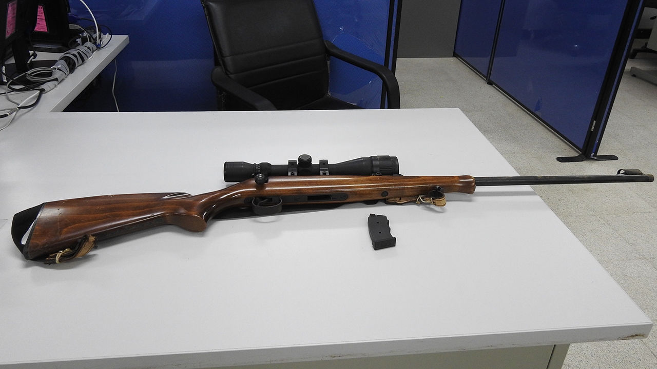 เพื่อนบ้านหัวขโมย ลุง 61 คว้าปืนขู่ ลั่นโป้งเจาะหัวน้องสาวคู่กรณี