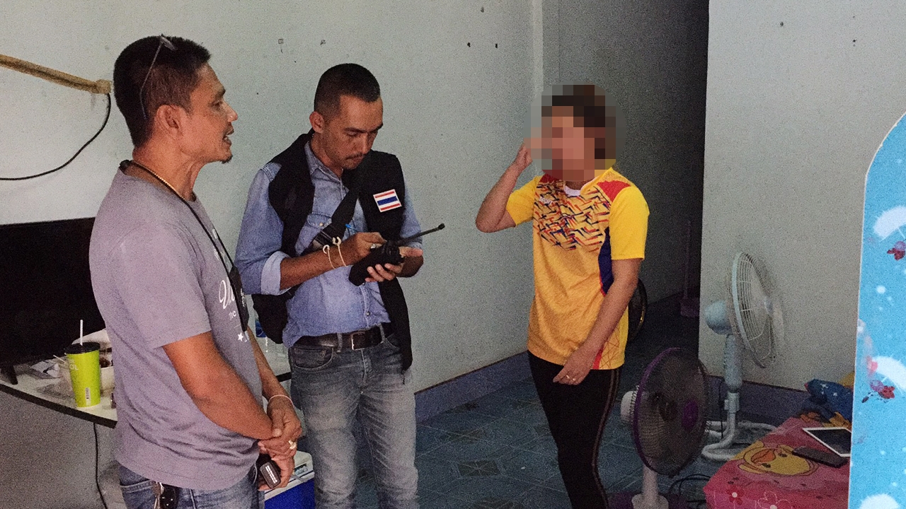 สาวเลือดร้อน ยกพวกตบอริถึงบ้าน ถูกตีหัวเลือดอาบ