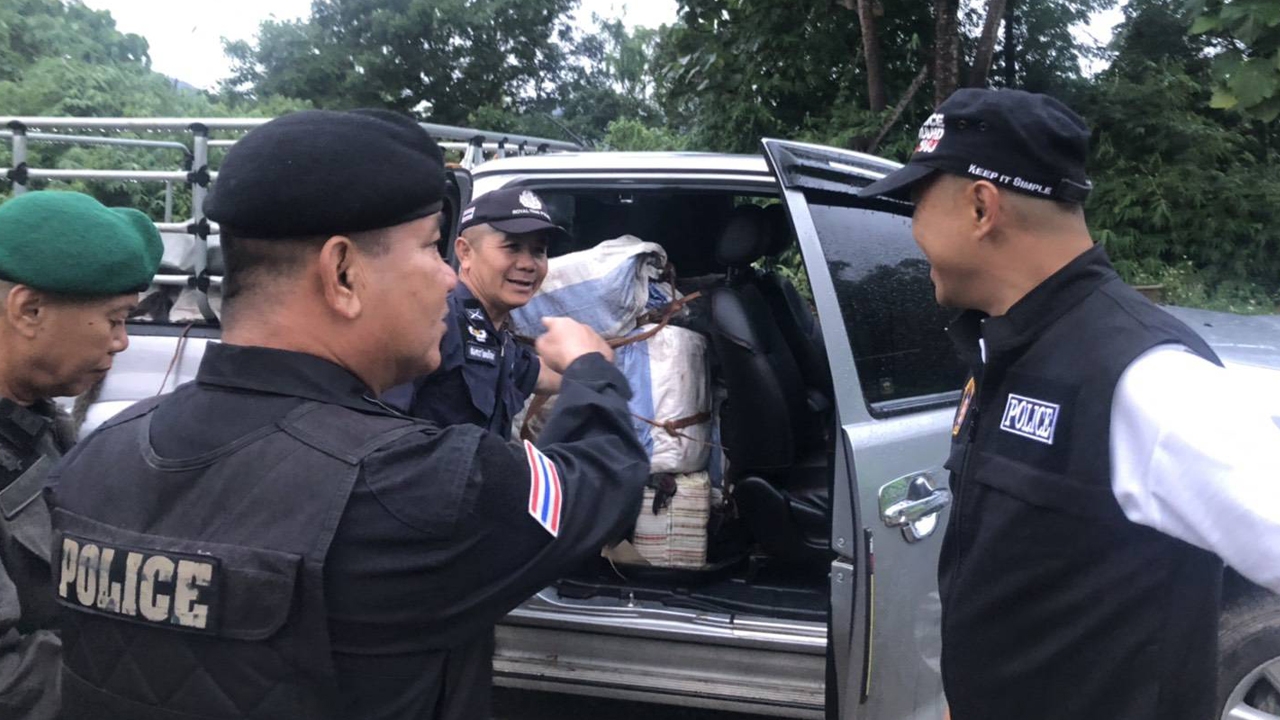 สกัดลอตมหึมา ปิกอัพขนยาบ้า 8 ล้านเม็ด คนขับรู้แกวหนีรอดไปได้