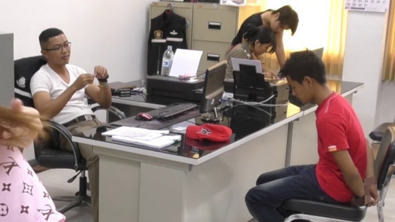 รวบโจ๋หื่นแอบถ่ายคลิปสาวนั่งอึ พร้อมสไลด์หนอนตัวเองอย่างฟิน