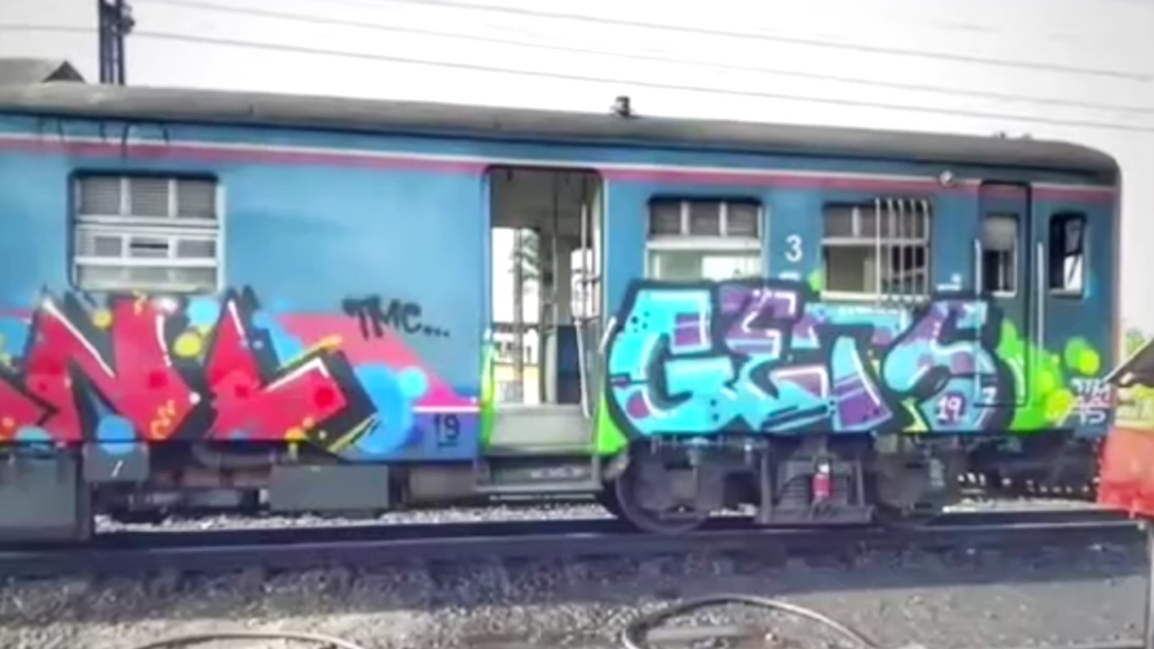 จับแล้ว หนุ่ม "กราฟฟิตี้" พ่นสีโบกี้ ขบวนรถไฟชุมทางบัวใหญ่
