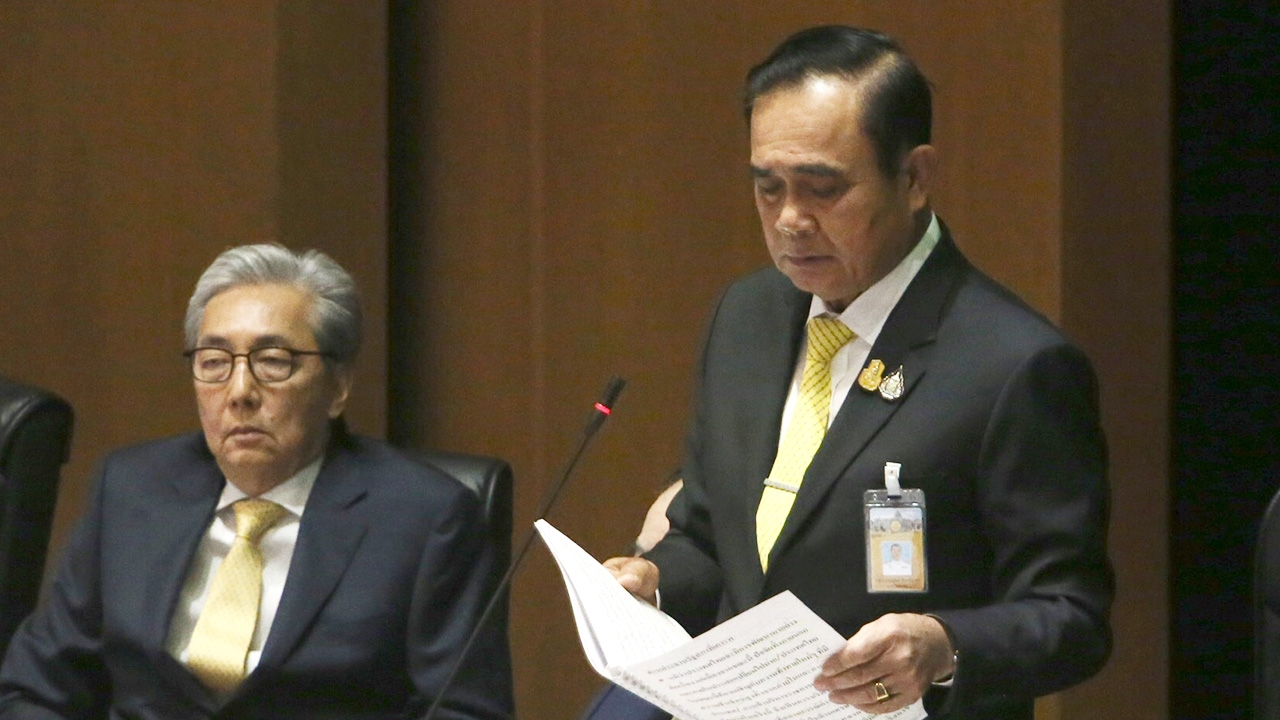 รวมช็อตเด็ด "บิ๊กตู่" แถลงนโยบายครั้งแรก ขออภัยมือใหม่ บรรยากาศน่ารักดี (คลิป)