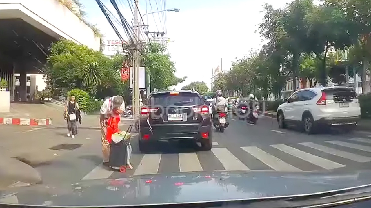 ดูแล้วยิ้ม คุณลุงสุดน่ารัก ยกมือไหว้รถทุกคัน หยุดให้ข้ามทางม้าลาย (คลิป)