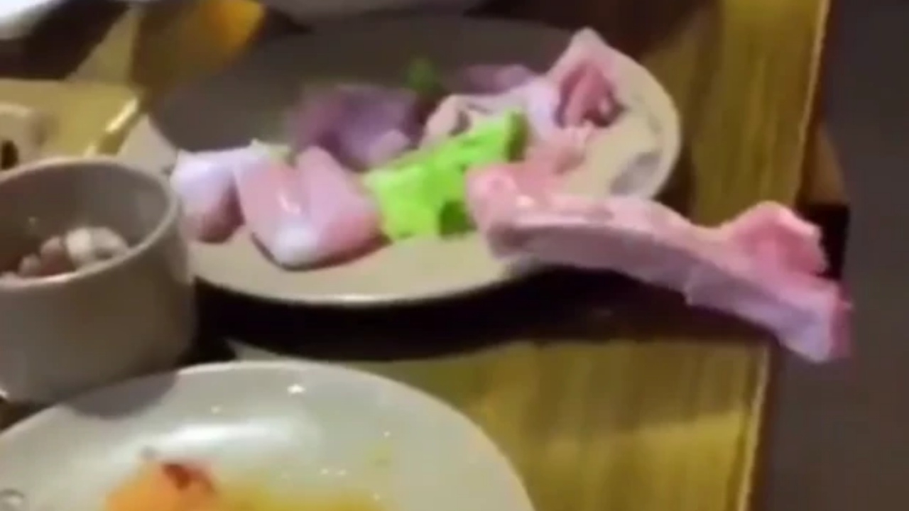 ลูกค้าร้องลั่น “เนื้อไก่ซอมบี้” จู่ๆ คืนชีพคลานออกจากจานอาหาร (คลิป)