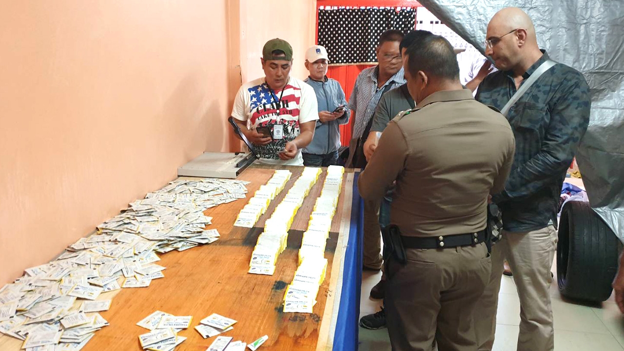 บุกทลายโรงงานผลิตยาปลุกเซ็กซ์ปลอมย่านวุฒากาศ หลังขายทั่วตลาดมืด