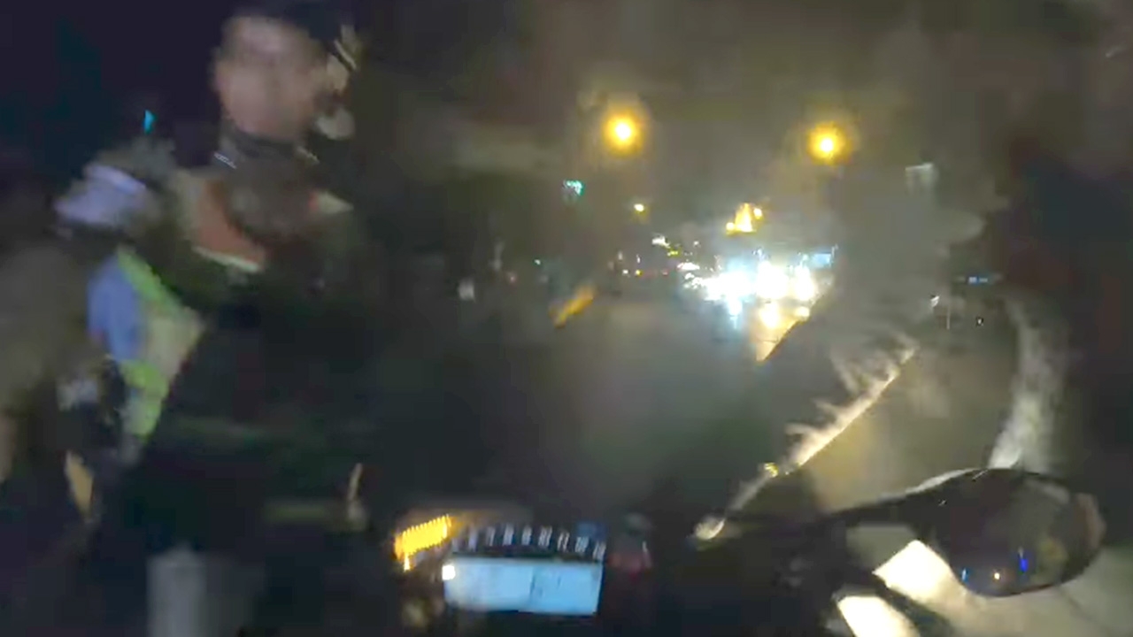 ชาวเน็ตช่วยวิเคราะห์ บิ๊กไบค์พุ่งคาด่าน ตร.บอกจะจับพยายามฆ่า คนขี่ยันไม่หนี (คลิป)