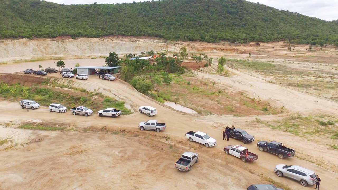 ปทส.นำกำลังเข้าตรวจบ่อลูกรัง "เจ๊ชาติ" ในพนมทวน พบทำในพื้นที่หวงห้าม