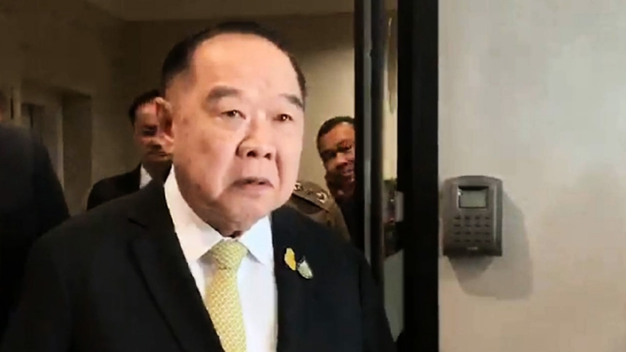 "บิ๊กป้อม" ไหว้พระที่ห้องทำงาน มอบตัวแทนไหว้สิ่งศักดิ์สิทธิ์ ทำเนียบฯ 