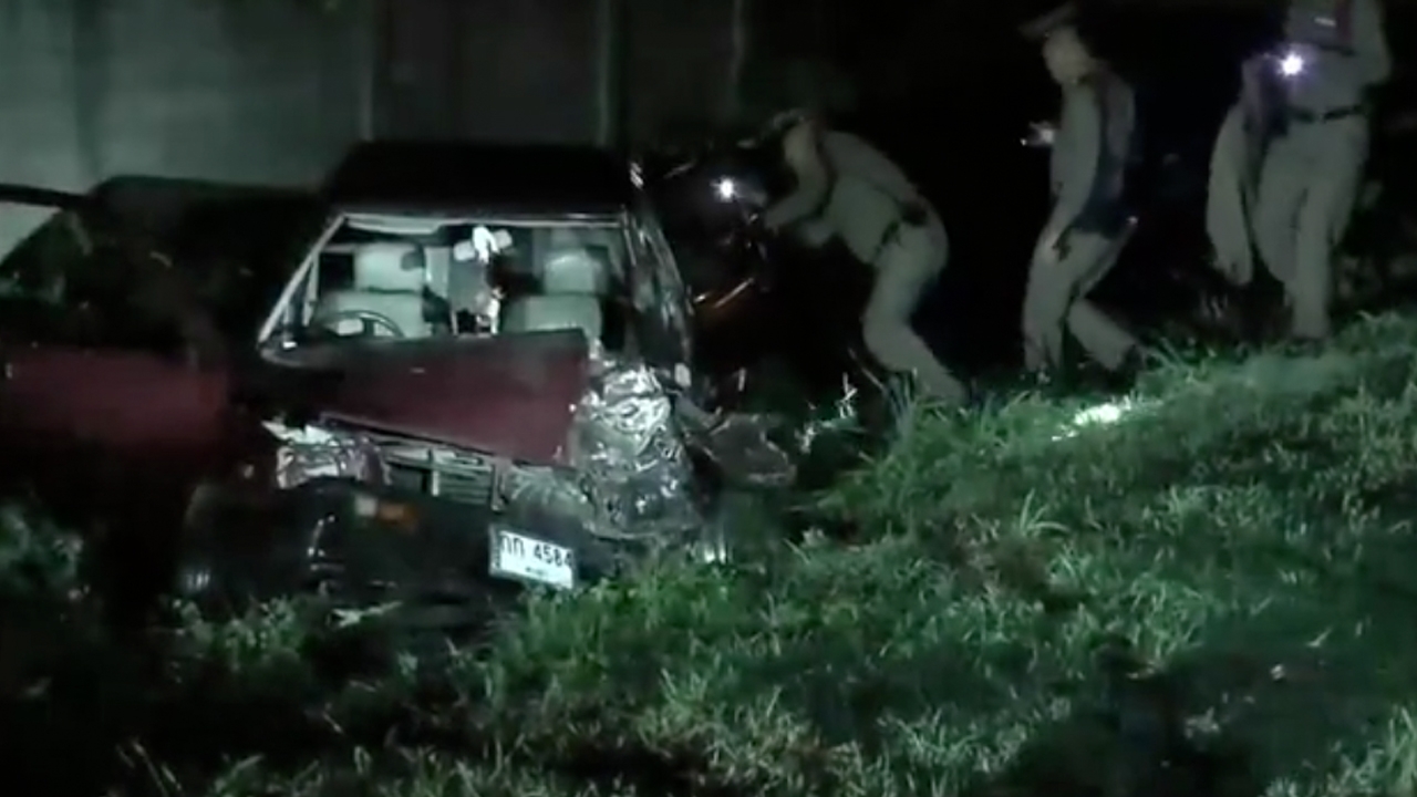 หวิดสิ้นชื่อ ร.ต.อ.ควบเก๋งย้อนศร ไม่เปิดไฟหน้า ชนรถเทรลเลอร์