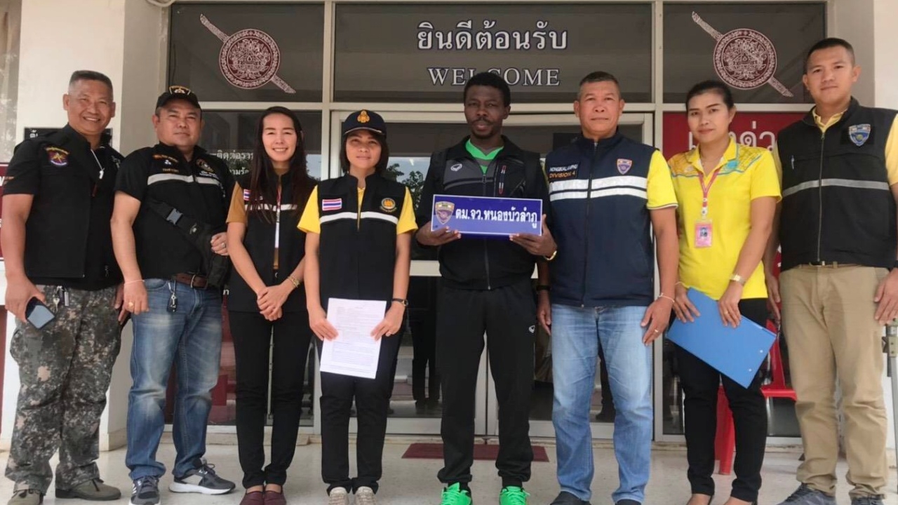 ตม.หนองบัวลำภู จับต่างชาติผิวสี โอเวอร์สเตย์ แฝงตัวเป็นครูสอนภาษา