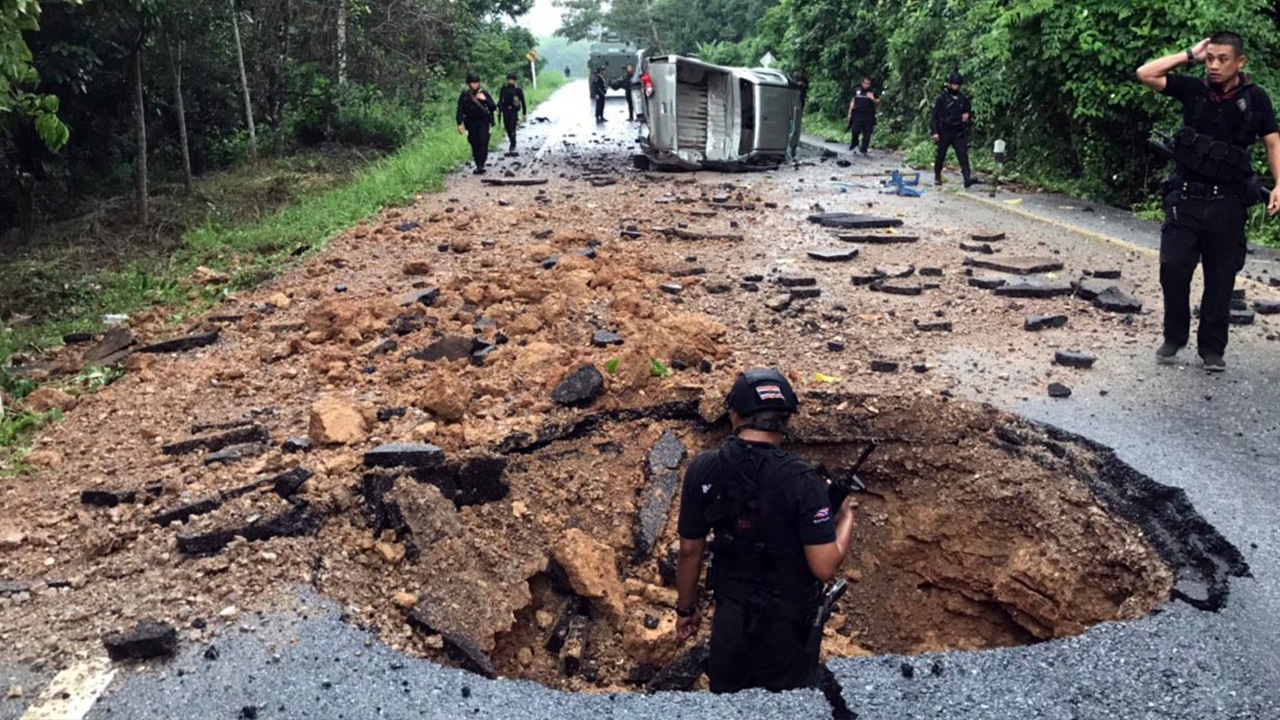 ฝังระเบิดใต้ถนน ลอบบึมทหาร รถพลิกตะแคง เจ็บ 4 นาย